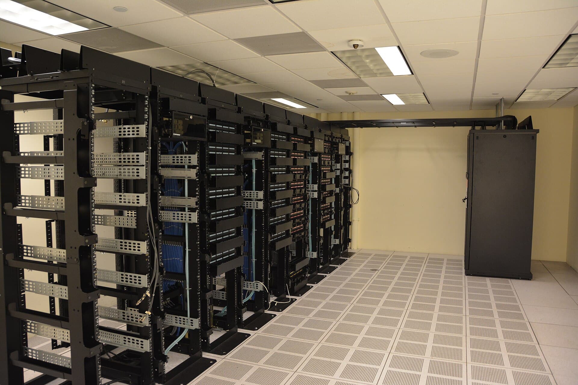 Sahinnetwork Rack ve fiziksel sunucu altyapısı